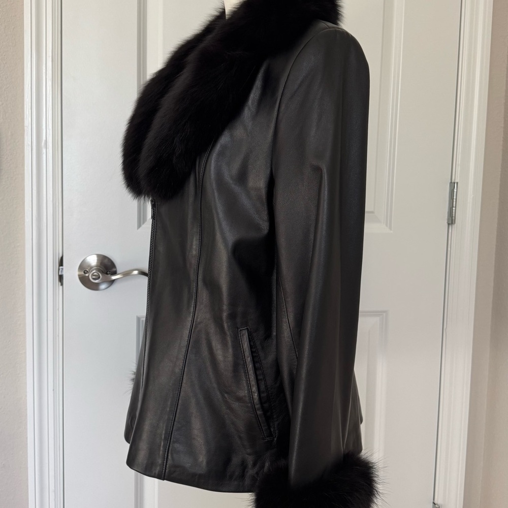 Luxurious Black Fur-Trimmed Leather Jacket - Picture 4 of 7